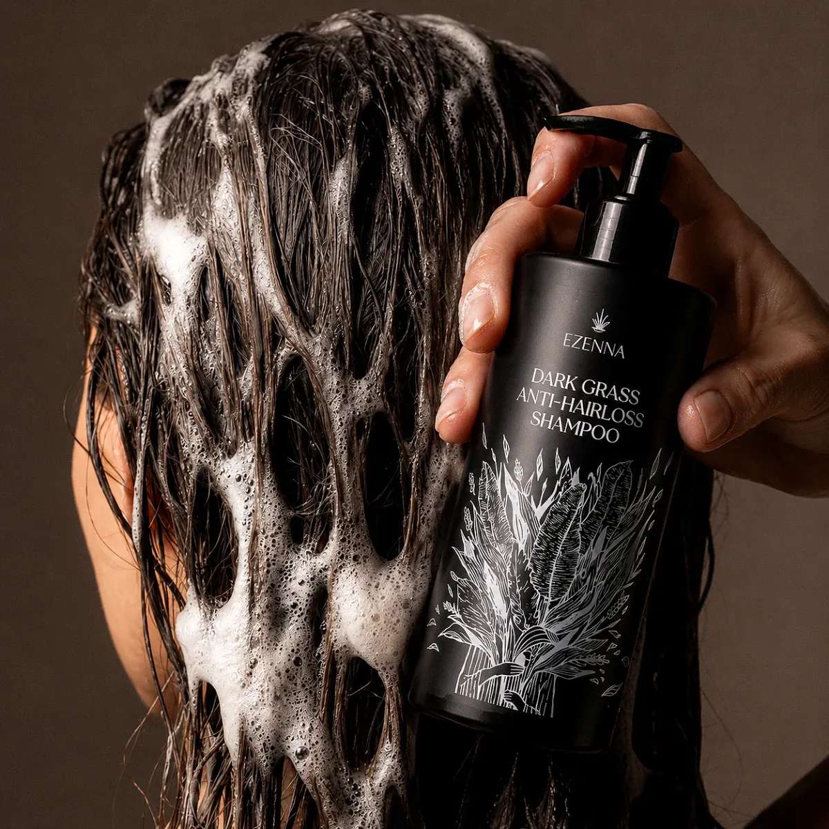 이젠나 다크그라스 탈모샴푸 사용 장면 SHAMPOO