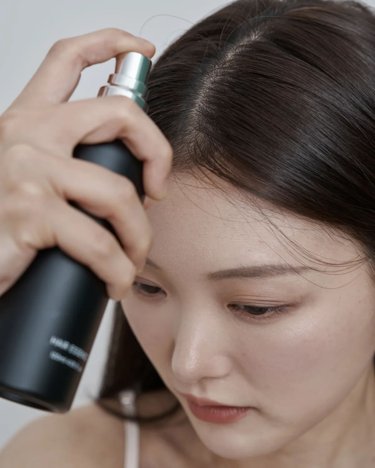 이젠나 두피영양제 다시마 헤어토닉 원형탈모 부위 두피케어 장면 TREATMENT TONIC